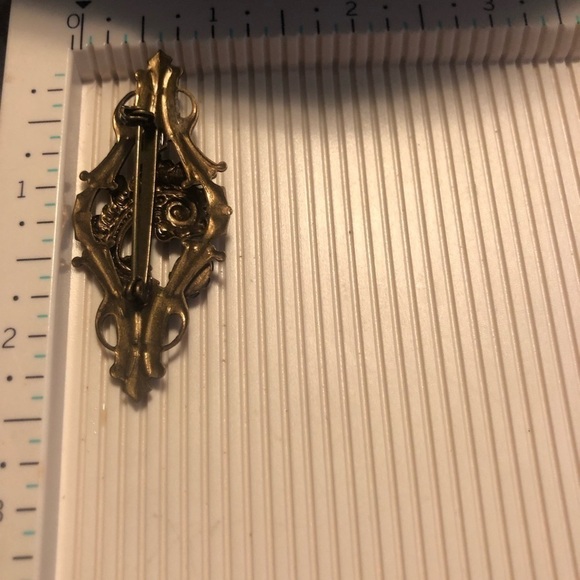 𝅺vtg Brass Filigree Red Crystal Brooch 1.9” - Picture 4 of 4